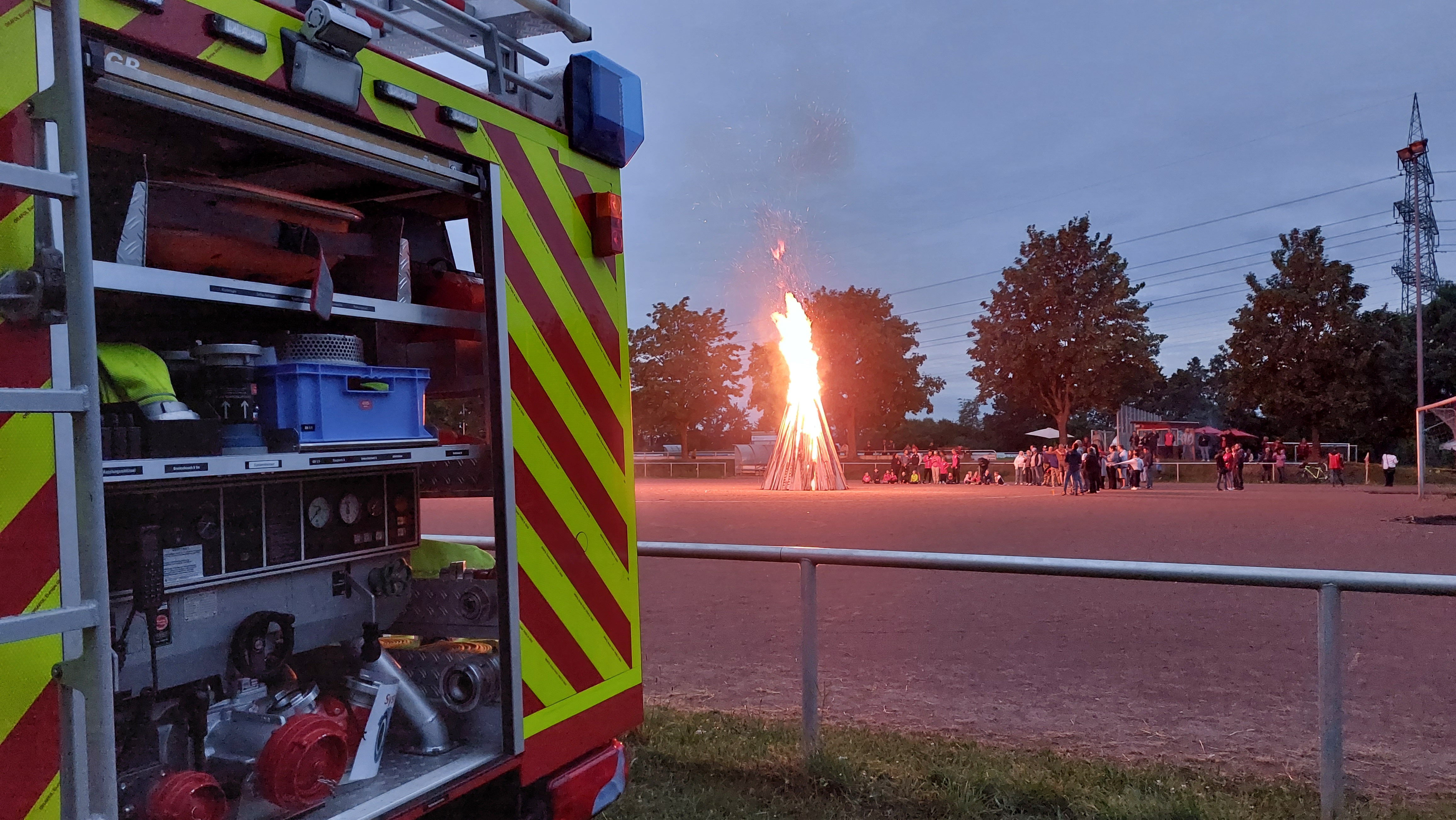 Sicherheitswache am Sonnwendfeuer Sicherheitswache am Sonnwendfeuer
