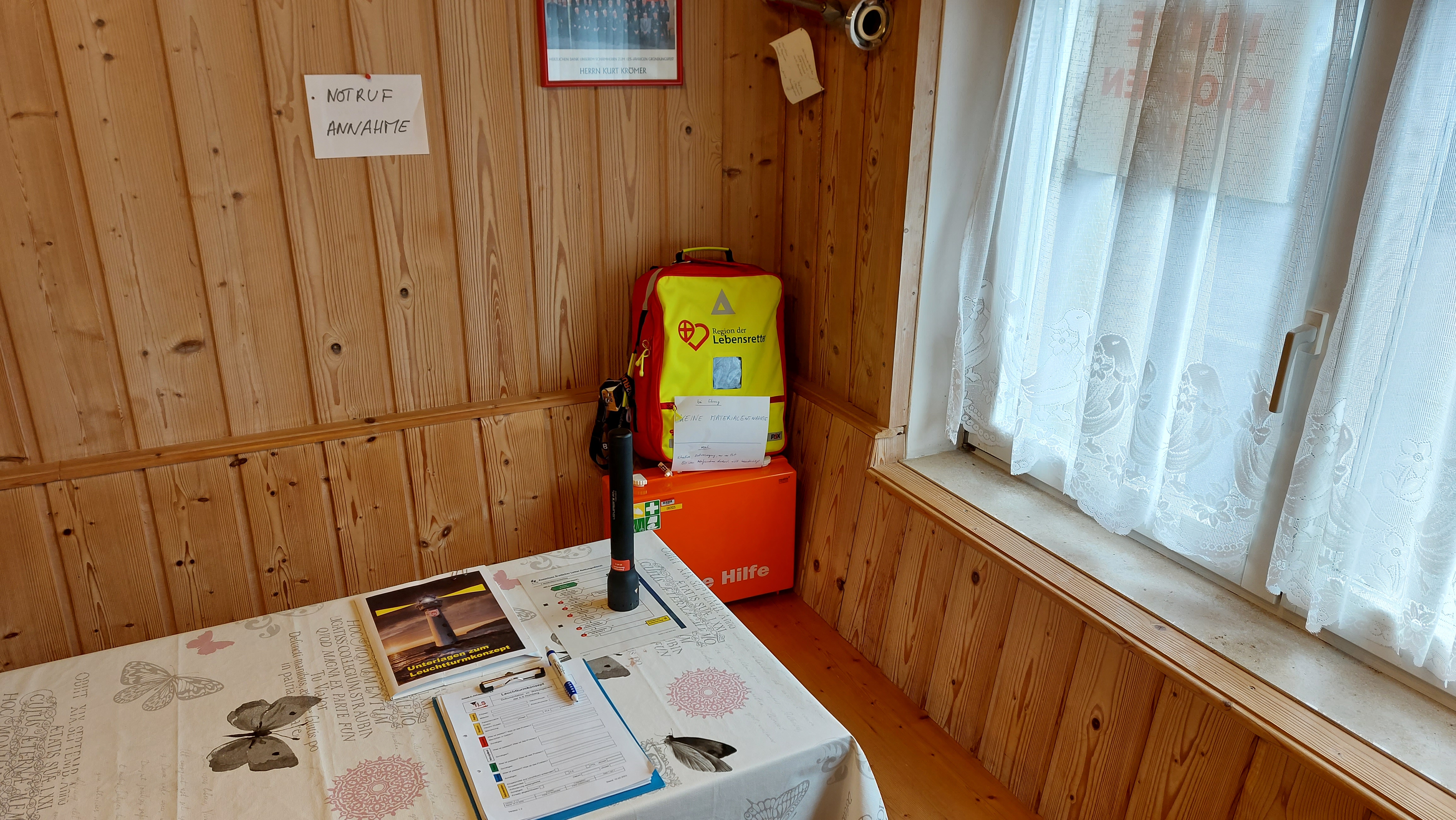 aufgebauter Platz zur Notruf-Annahme im Gerätehaus aufgebauter Platz zur Notruf-Annahme im Gerätehaus