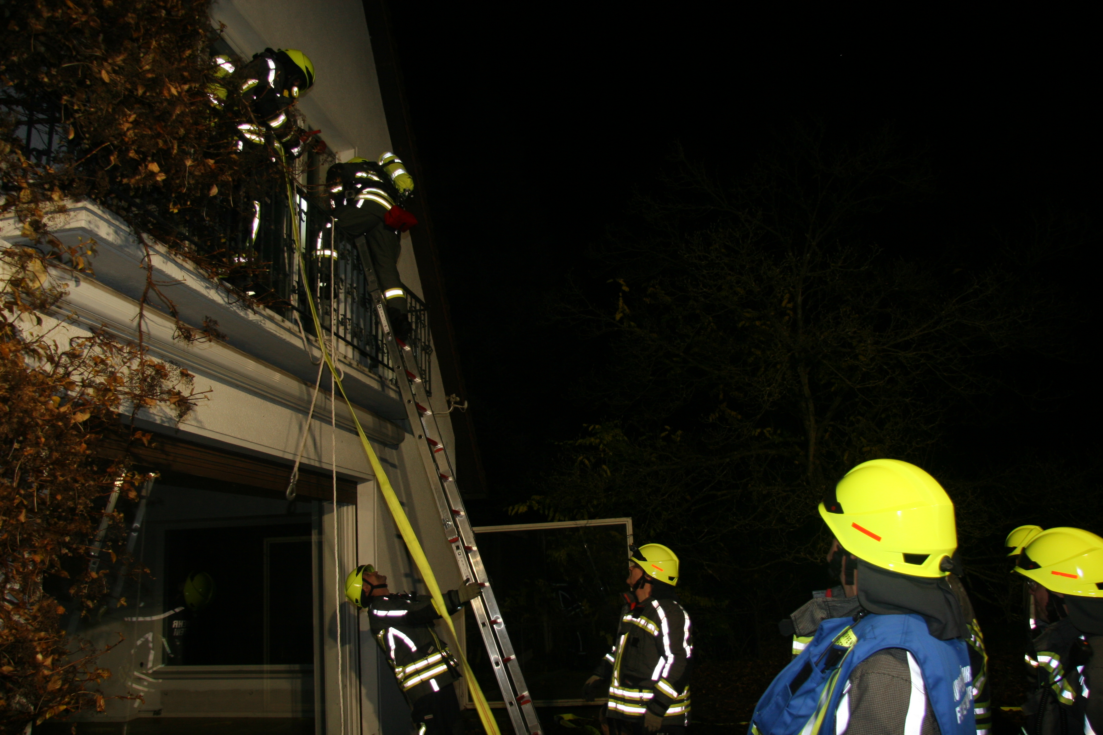 ... über vom Balkon über Steckleiter