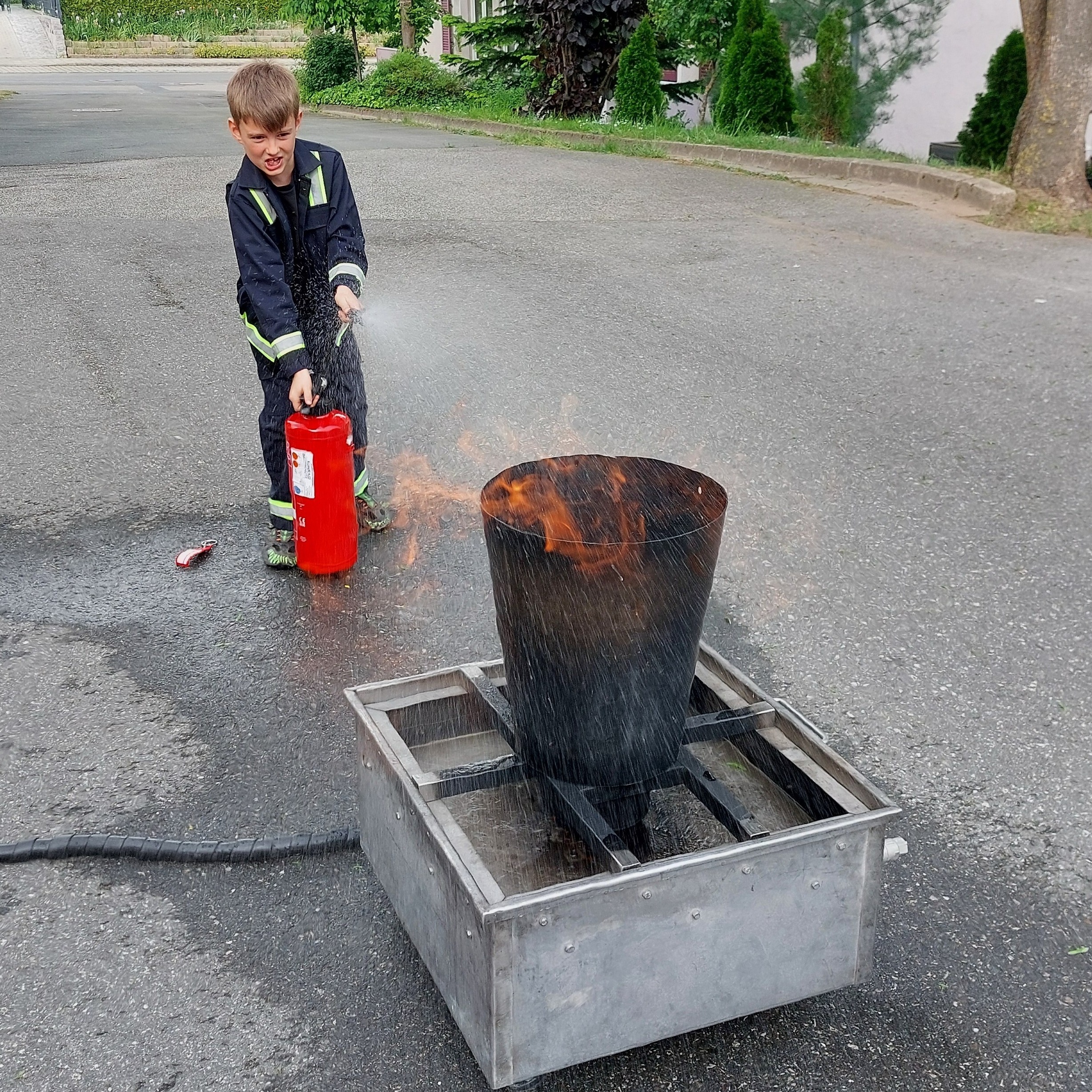 Mülleimer mit Feuerlöscher löschen Mülleimer mit Feuerlöscher löschen
