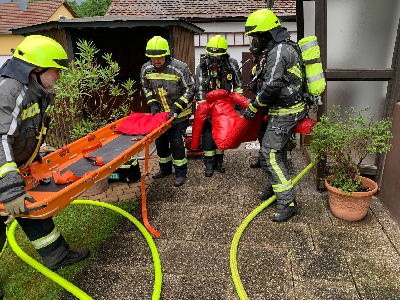 Personenübergabe vom Angrifftrupp (Deutenbach) an die Kameraden aus Weihersbuch Personenübergabe vom Angrifftrupp (Deutenbach) an die Kameraden aus Weihersbuch