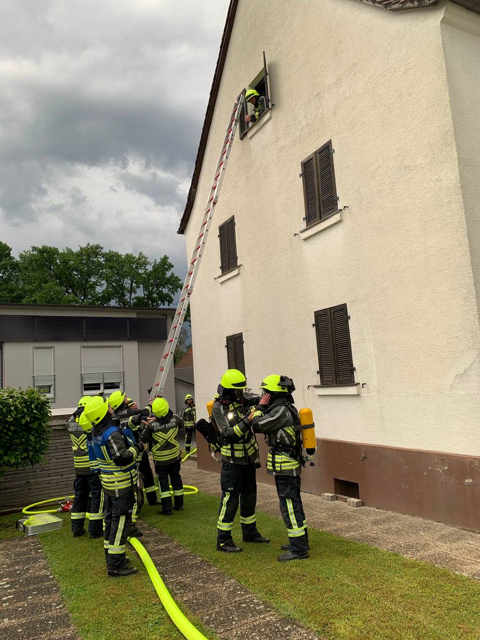 Personenrettung aus dem Dachgeschoss Personenrettung aus dem Dachgeschoss