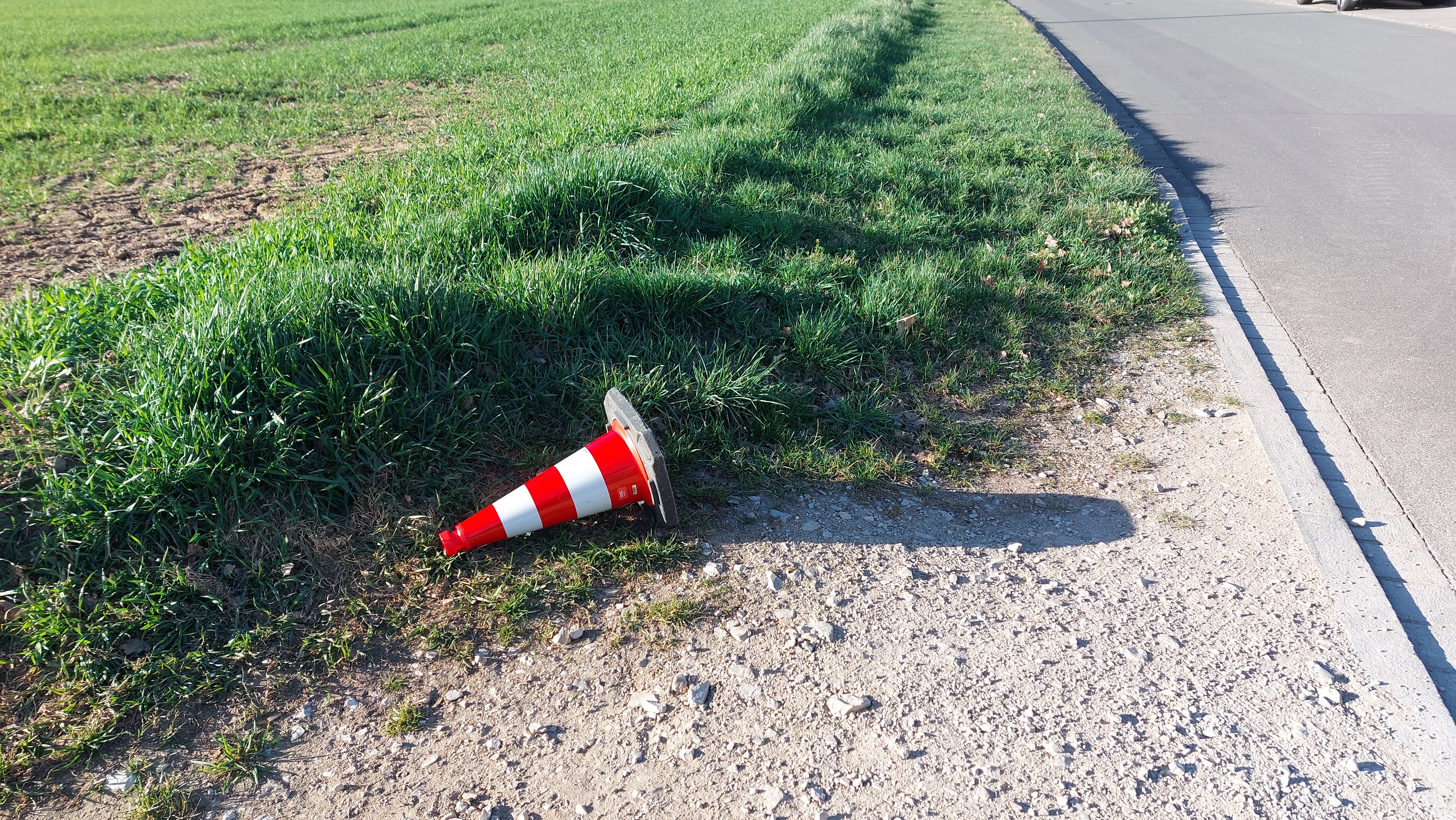 Verkehrsleitkegel als Wegweiser Verkehrsleitkegel als Wegweiser
