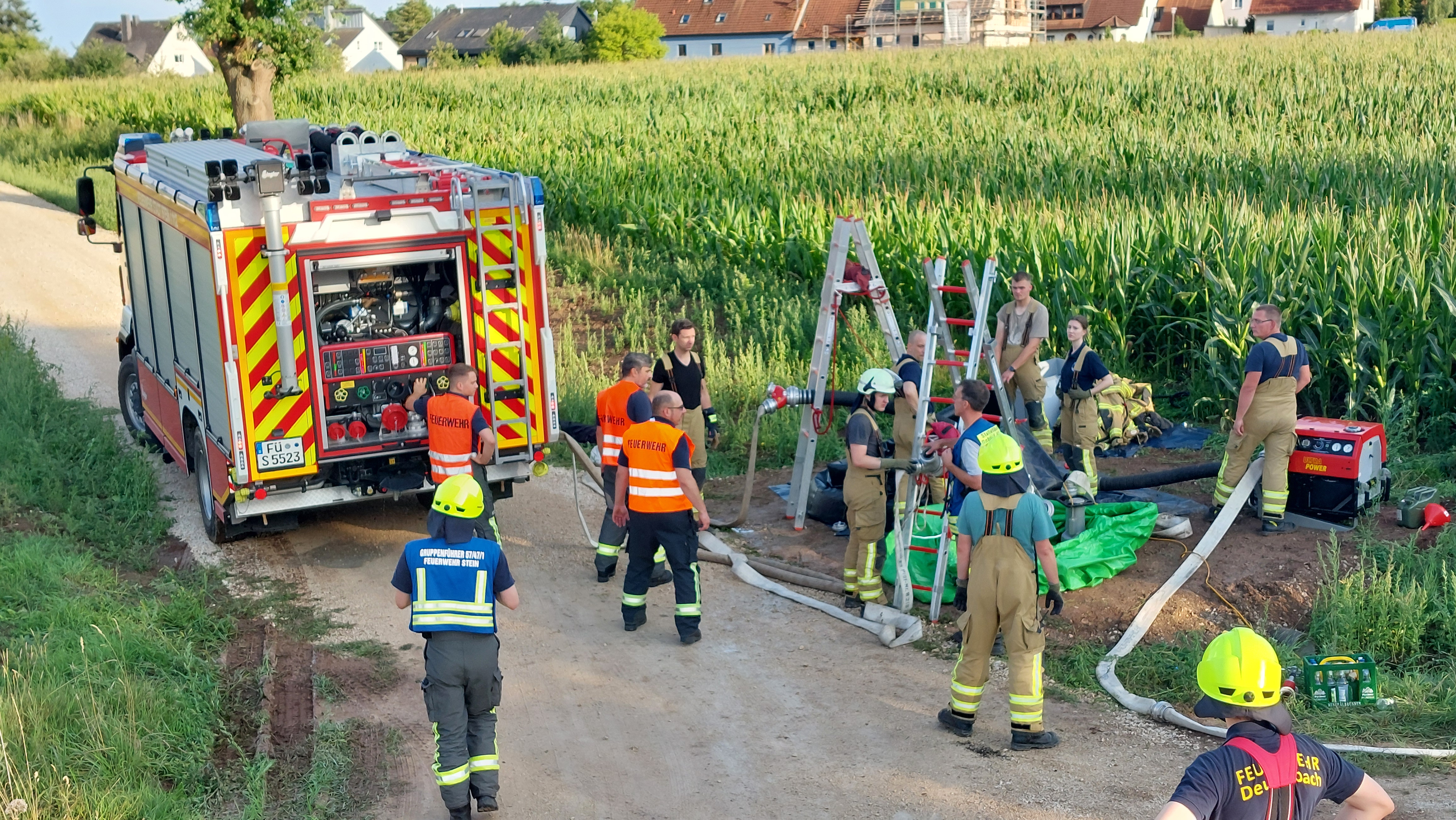 das TLF der FF Stein versorgt die Faltbehälter aus Rehdorf und Deutenbach das TLF der FF Stein versorgt die Faltbehälter aus Rehdorf und Deutenbach