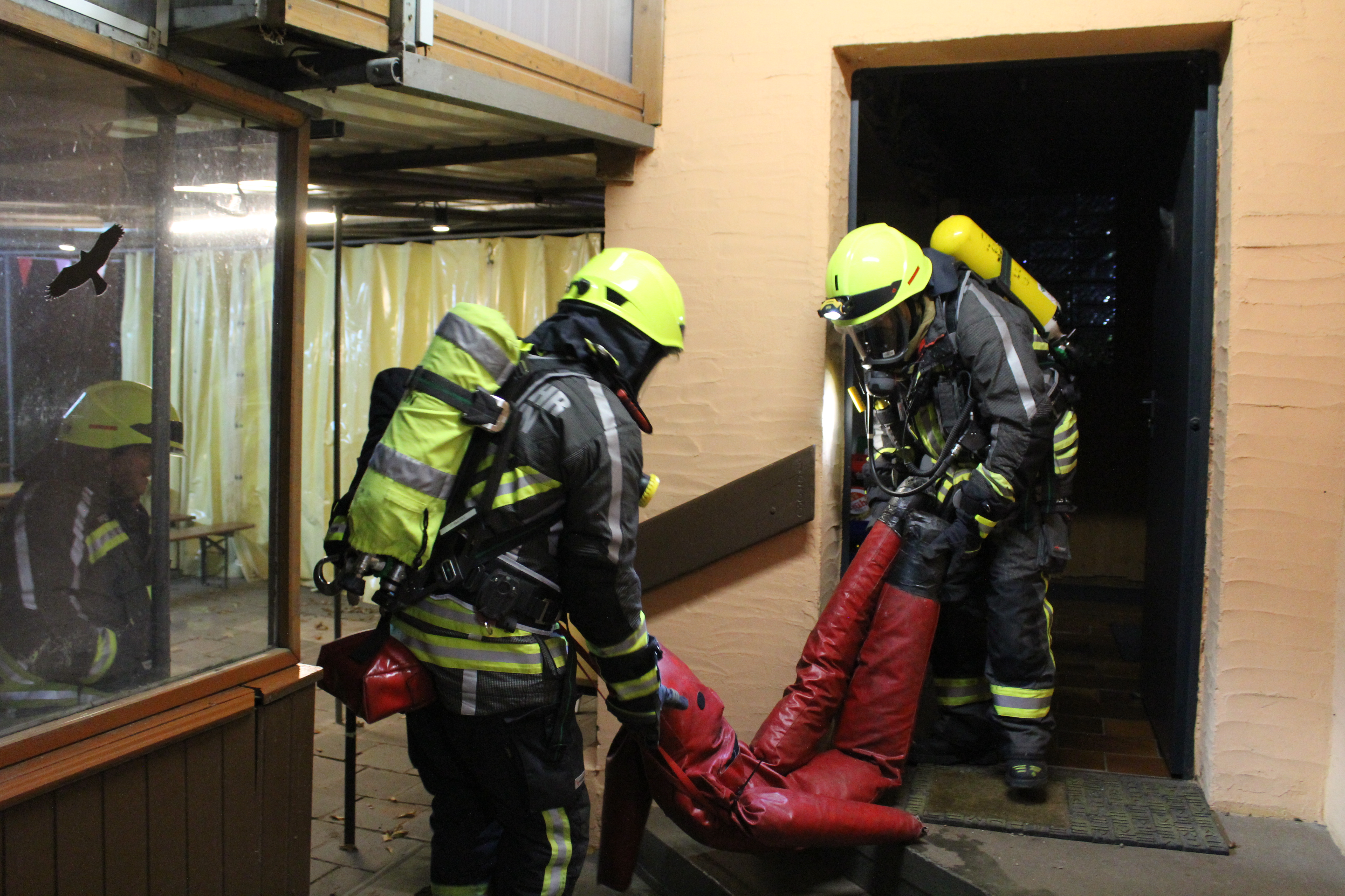 Rettung der bewusstlosen Person durch Atemschutztrupp