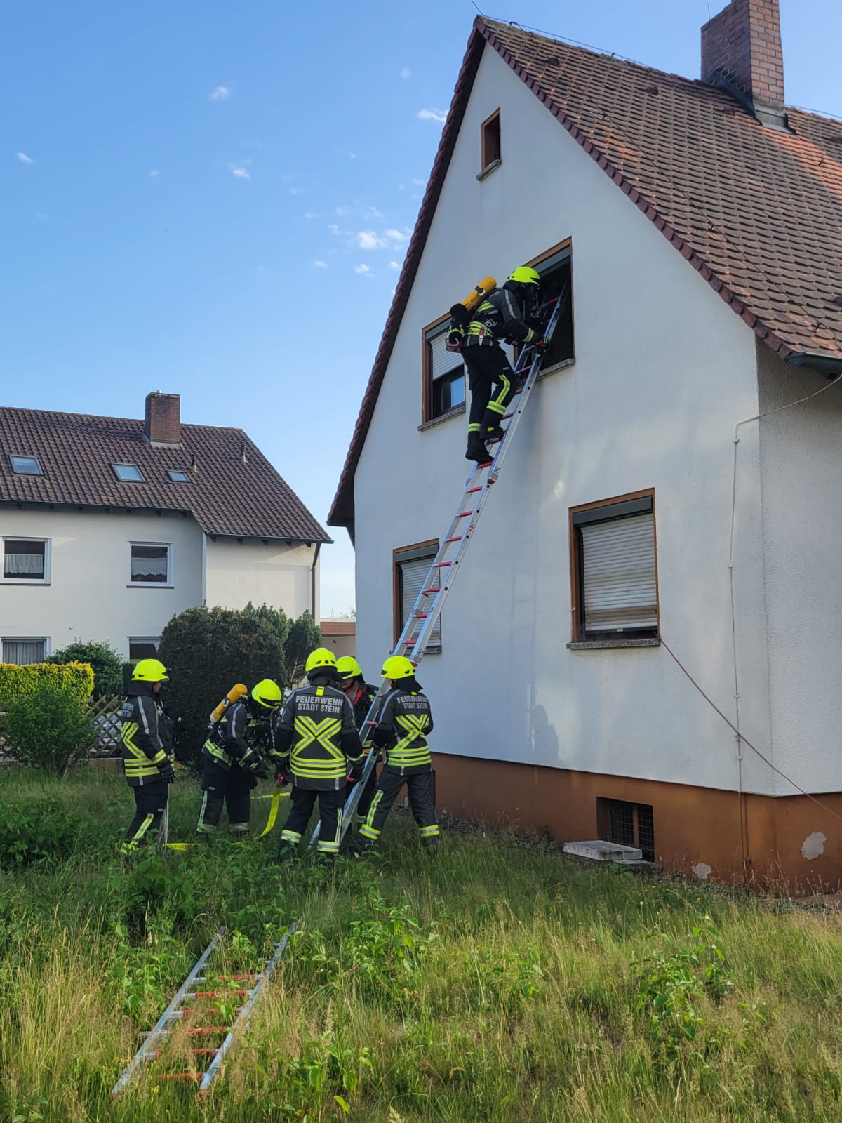 Atemschutztrupp aus Weihersbuch geht zur Personenrettung ins 1.OG vor Atemschutztrupp aus Weihersbuch geht zur Personenrettung ins 1.OG vor