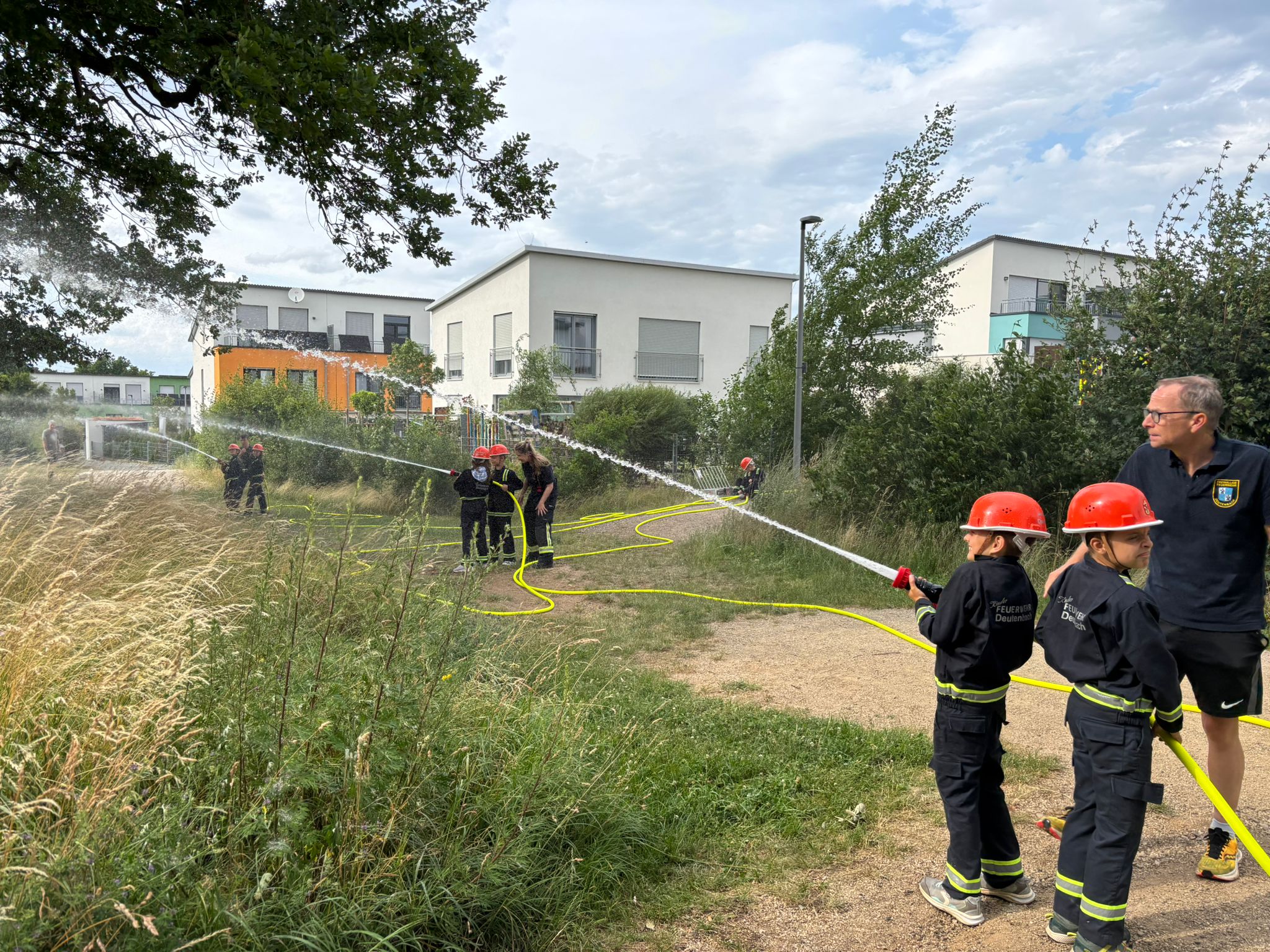 Kinder-Löschgruppe mit drei Strahlrohren im Einsatz Kinder-Löschgruppe mit drei Strahlrohren im Einsatz