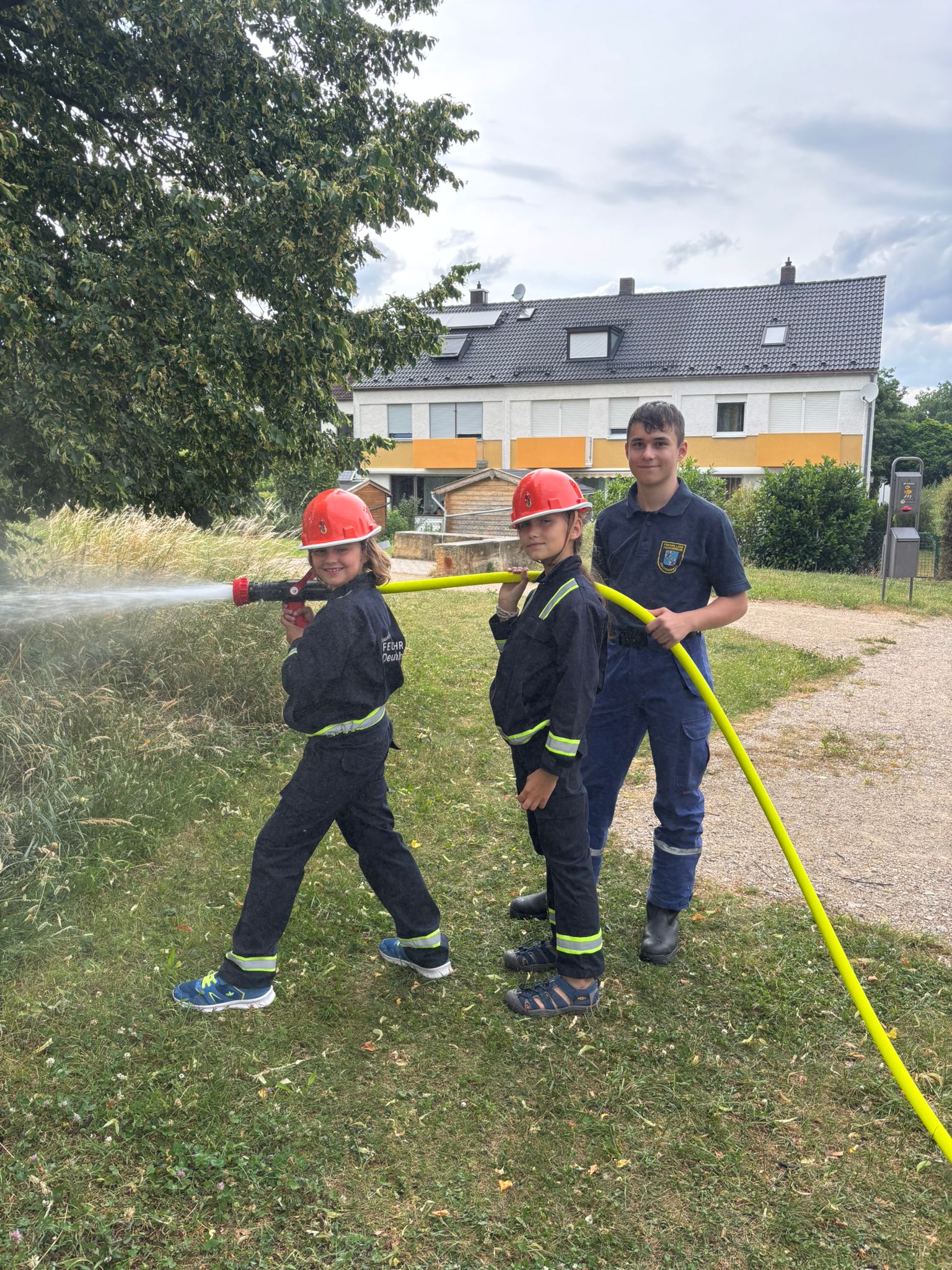 Jugend- hilft der Kinderfeuerwehr Jugend- hilft der Kinderfeuerwehr