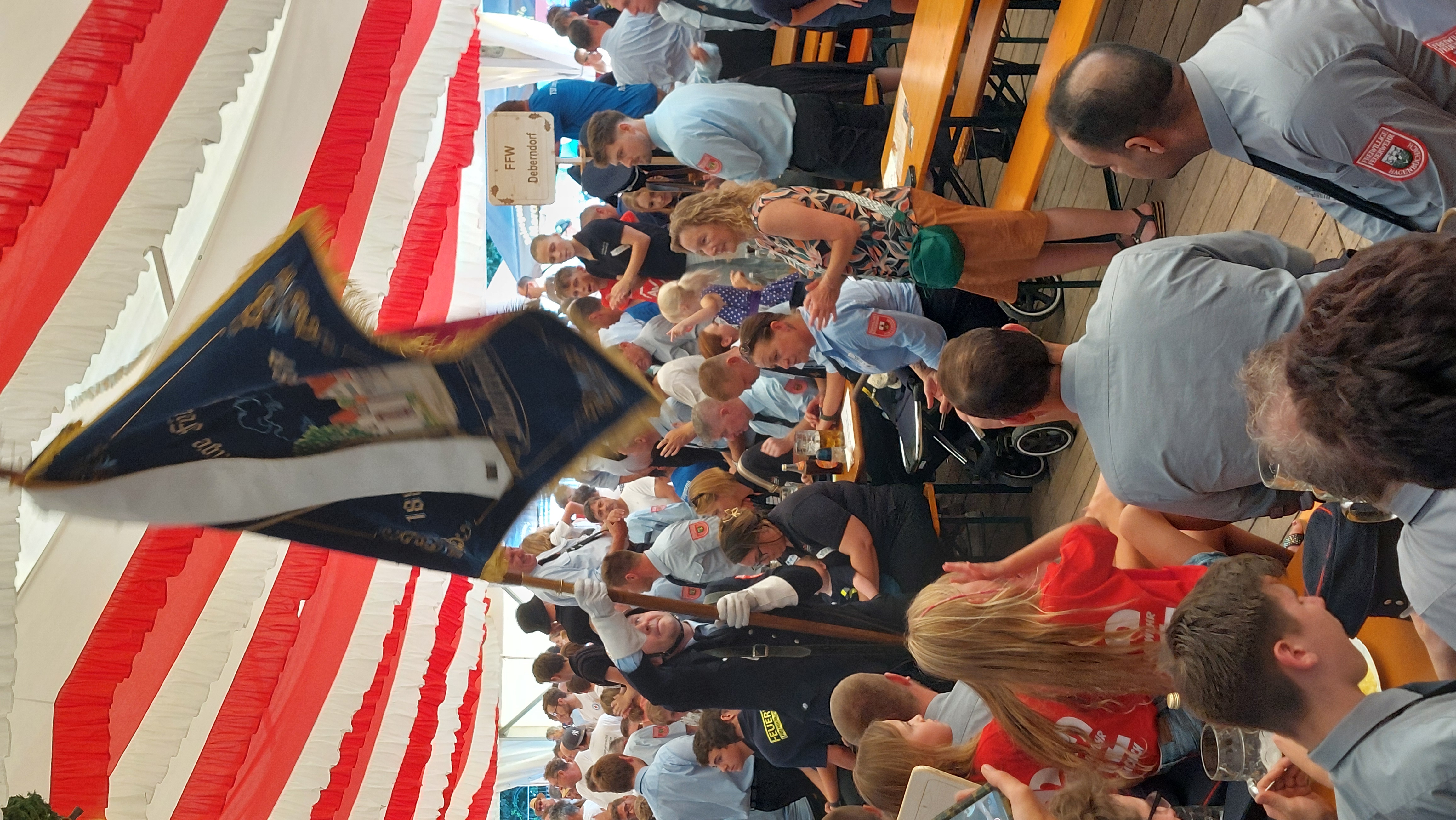 Einzug der Deutenbacher Fahne Einzug der Deutenbacher Fahne