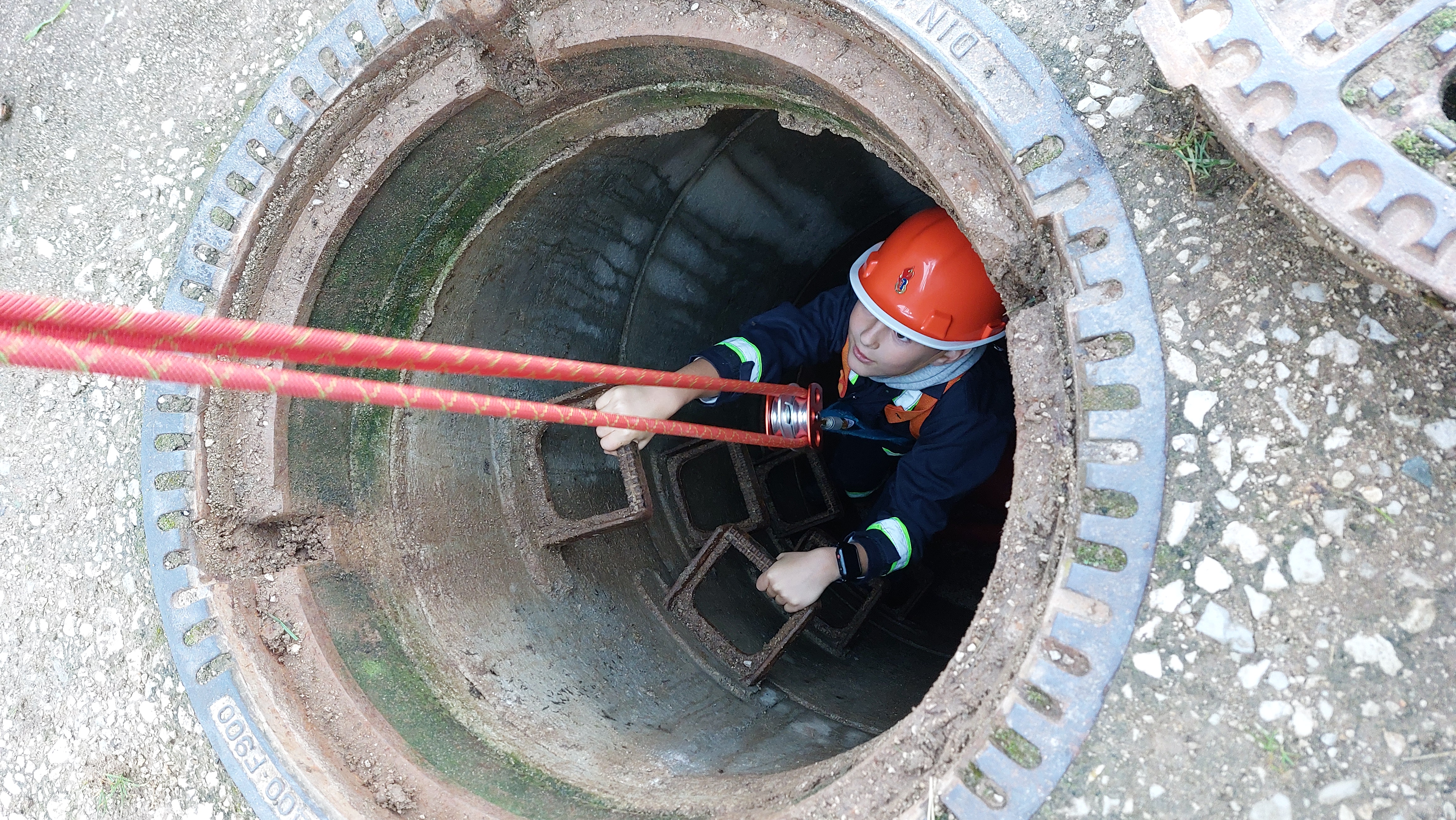 mit Gurt und Flaschenzug gesichert geht es in die Tiefe mit Gurt und Flaschenzug gesichert geht es in die Tiefe