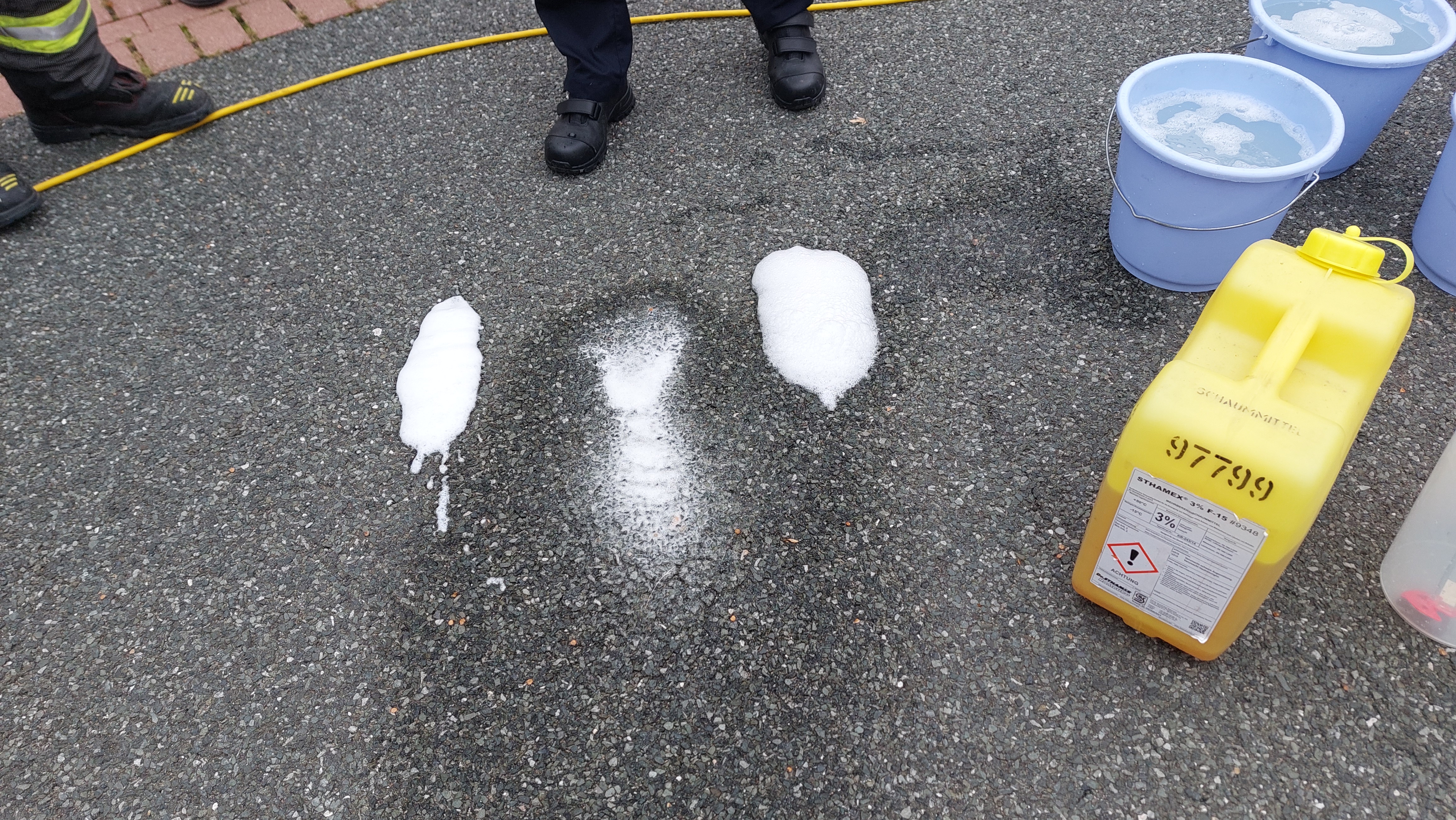 Theoretische Einführung: Schwerschaum, Netzmittel, Mittelschaum im Vergleich (v.l.n.r) Theoretische Einführung: Schwerschaum, Netzmittel, Mittelschaum im Vergleich (v.l.n.r)