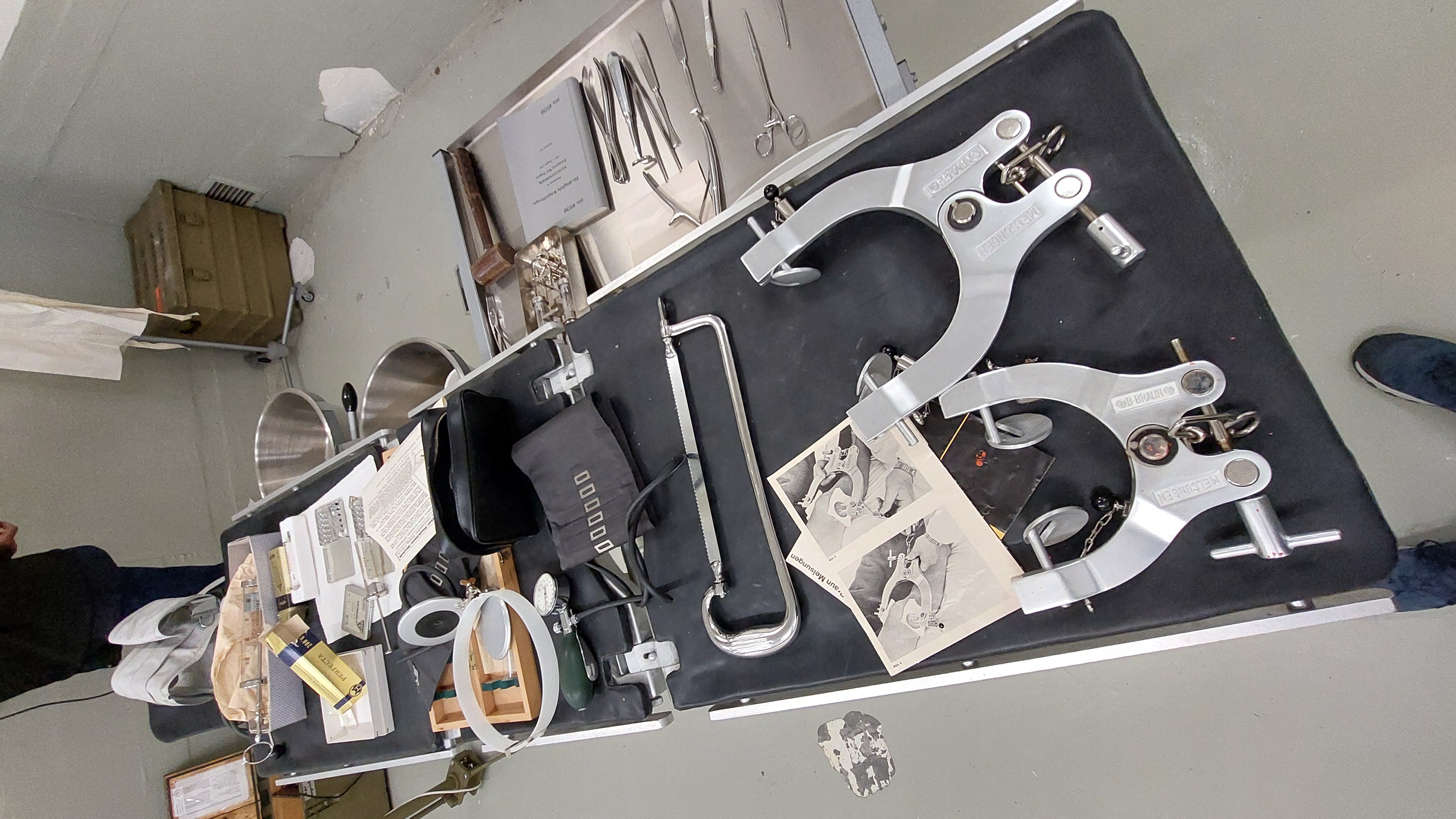 OP-Tisch mit Ausrüstung OP-Tisch mit Ausrüstung