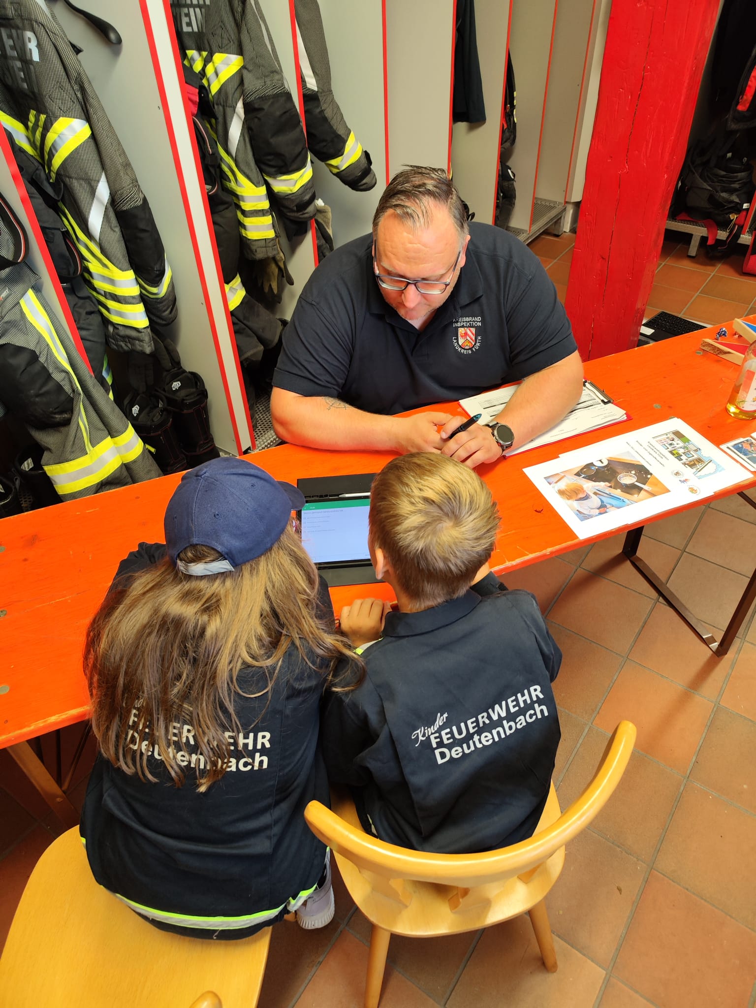 Theoriefragen - hochmodern am Tablet :) Theoriefragen - hochmodern am Tablet :)