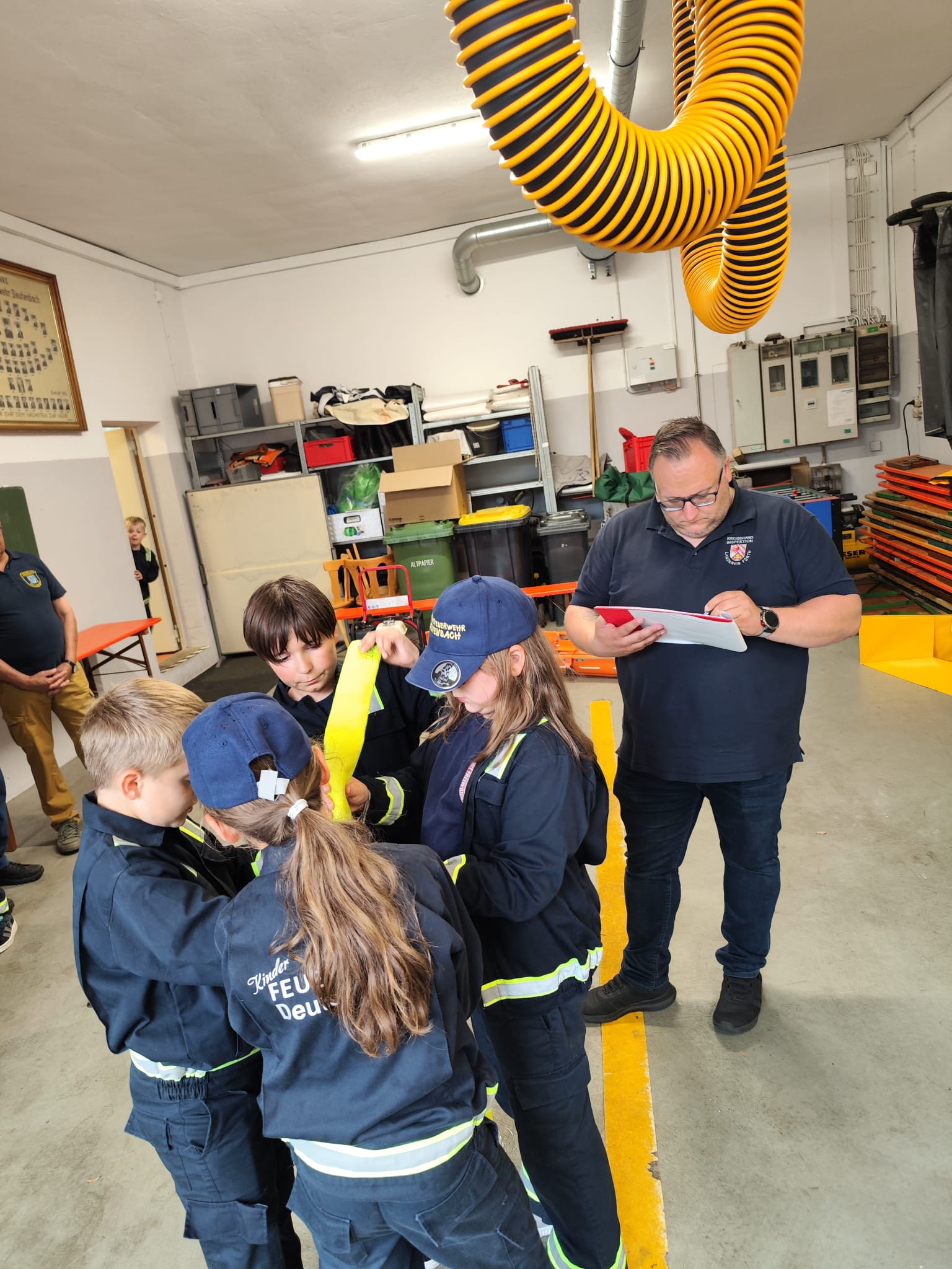 Teamaufgabe: Ball durch Feuerwehrschlauch transportieren Teamaufgabe: Ball durch Feuerwehrschlauch transportieren