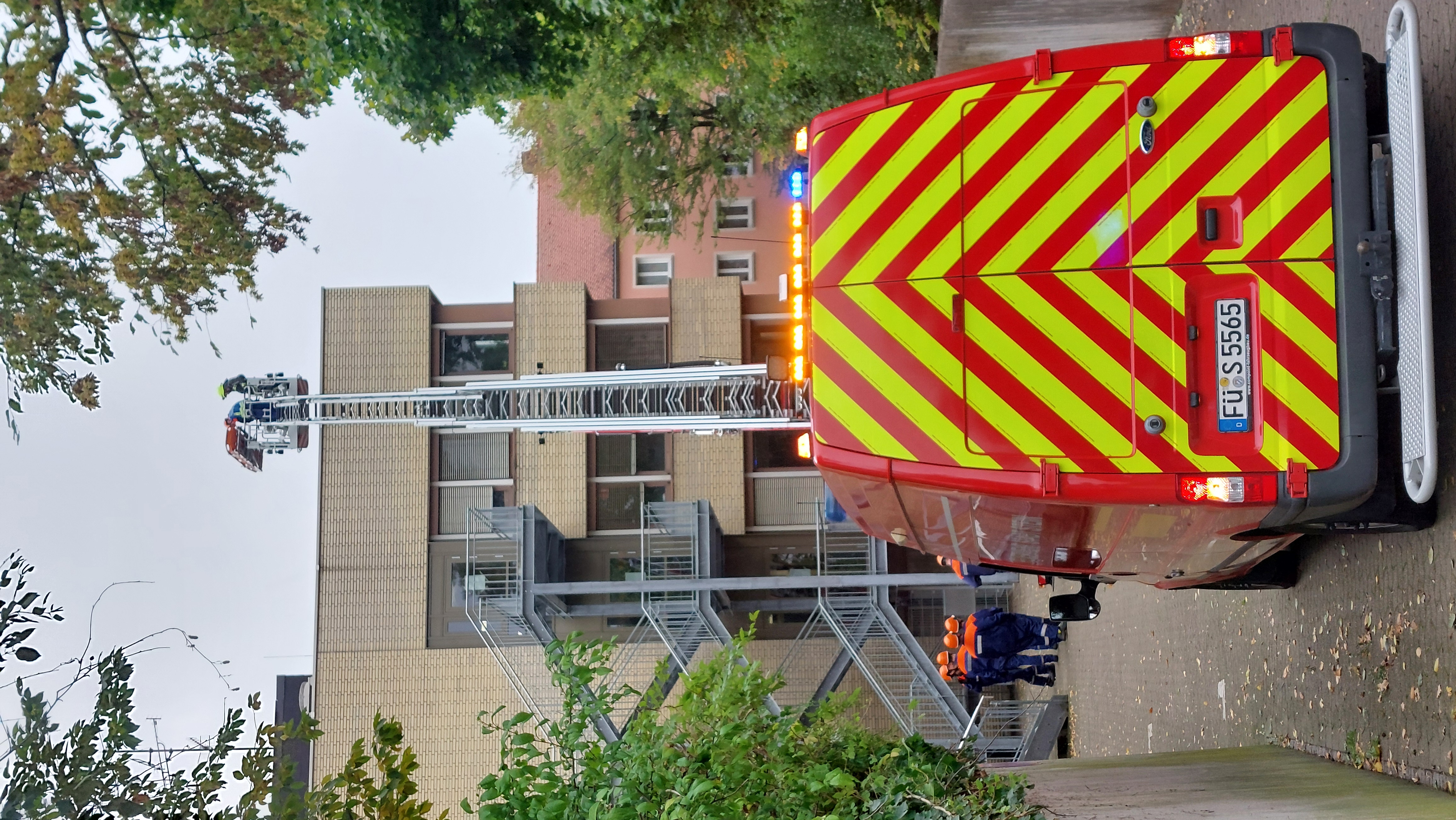 Personenrettung mit Drehleiter Personenrettung mit Drehleiter