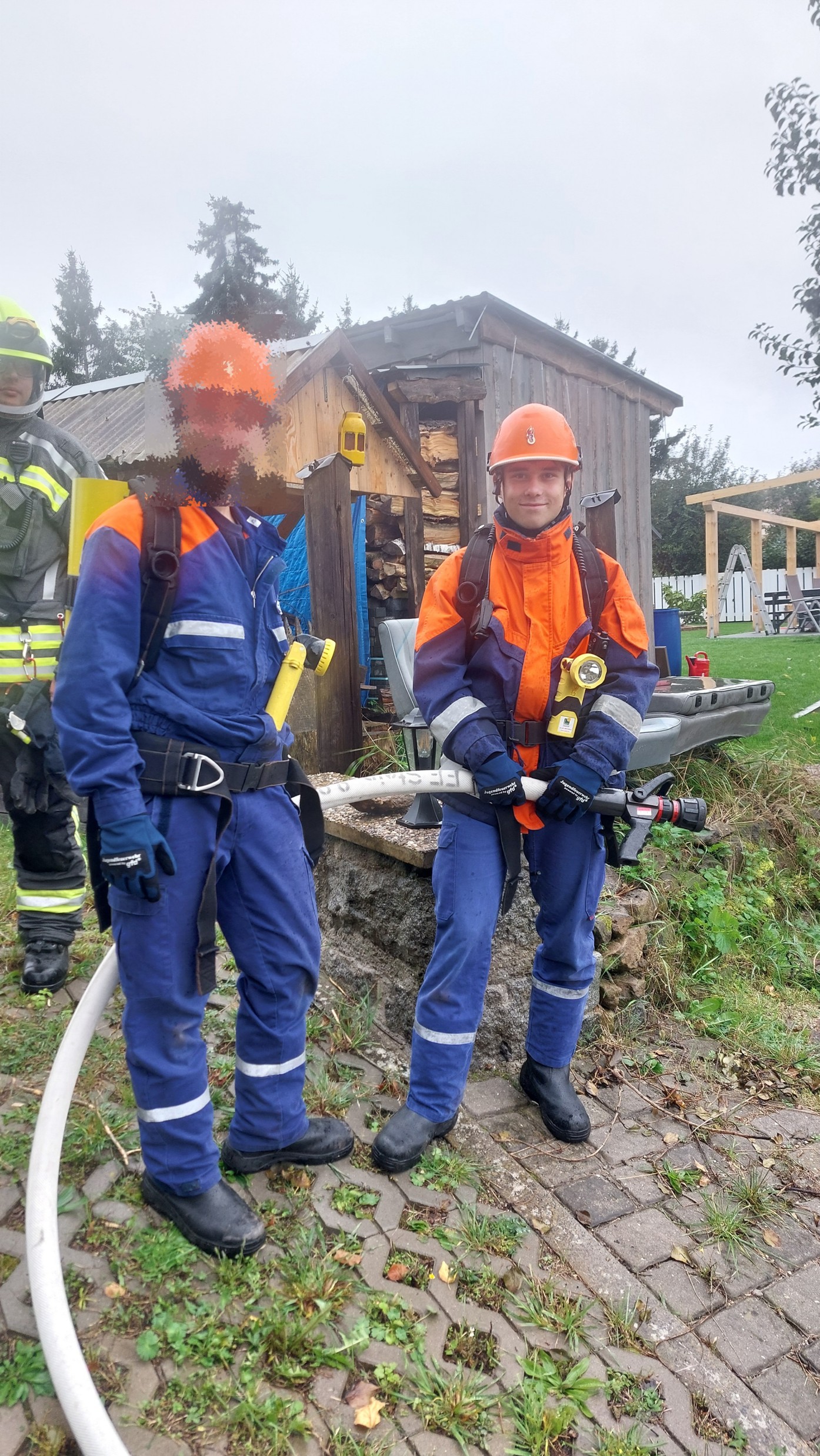 Brandbekämpfung eines außer Kontrolle geratenen Lagerfeuers Brandbekämpfung eines außer Kontrolle geratenen Lagerfeuers