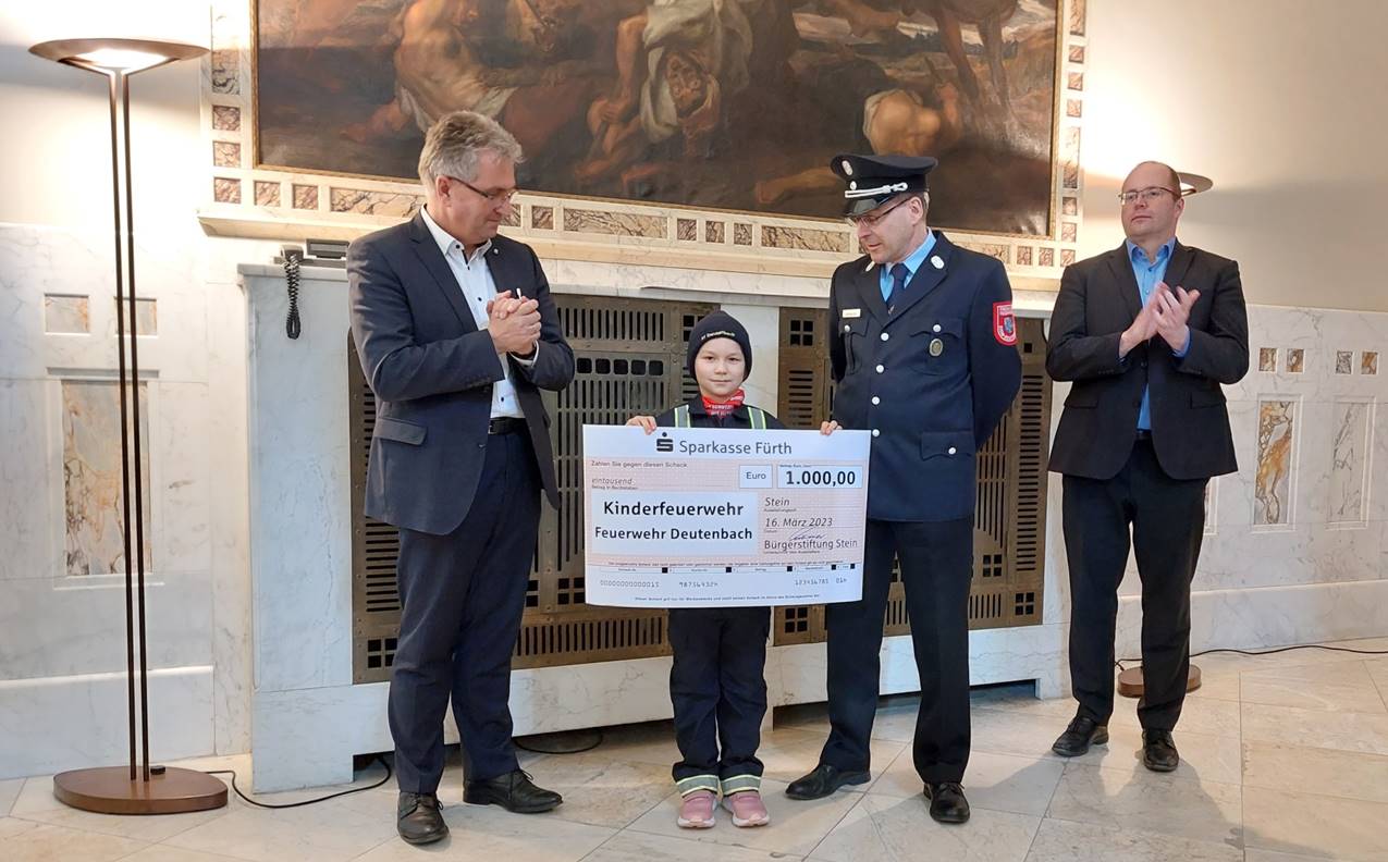 Gruß- und Dankesworte bei der Scheckübergabe