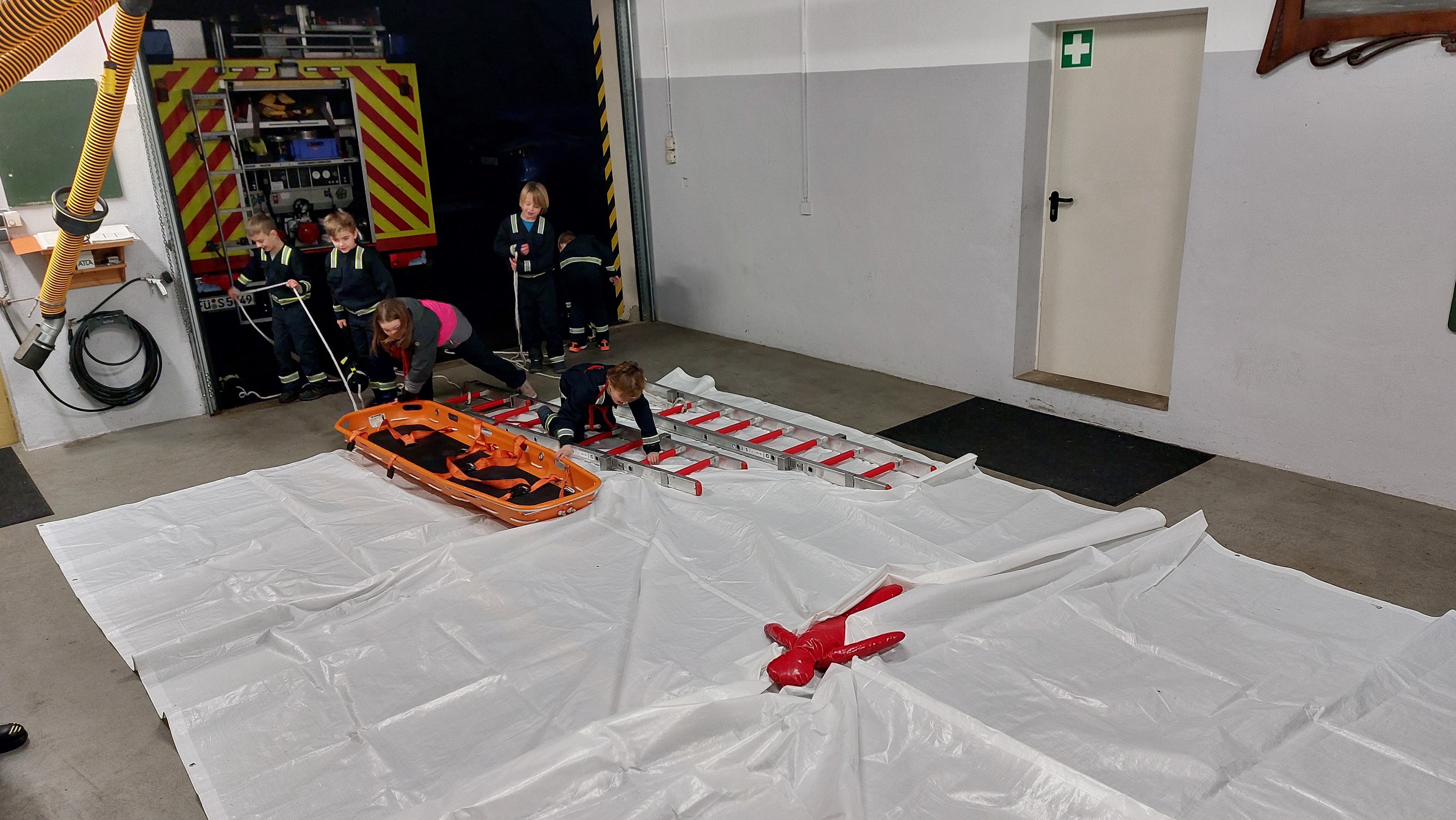 der rettende Löschdrache geht auf der Leiter vor