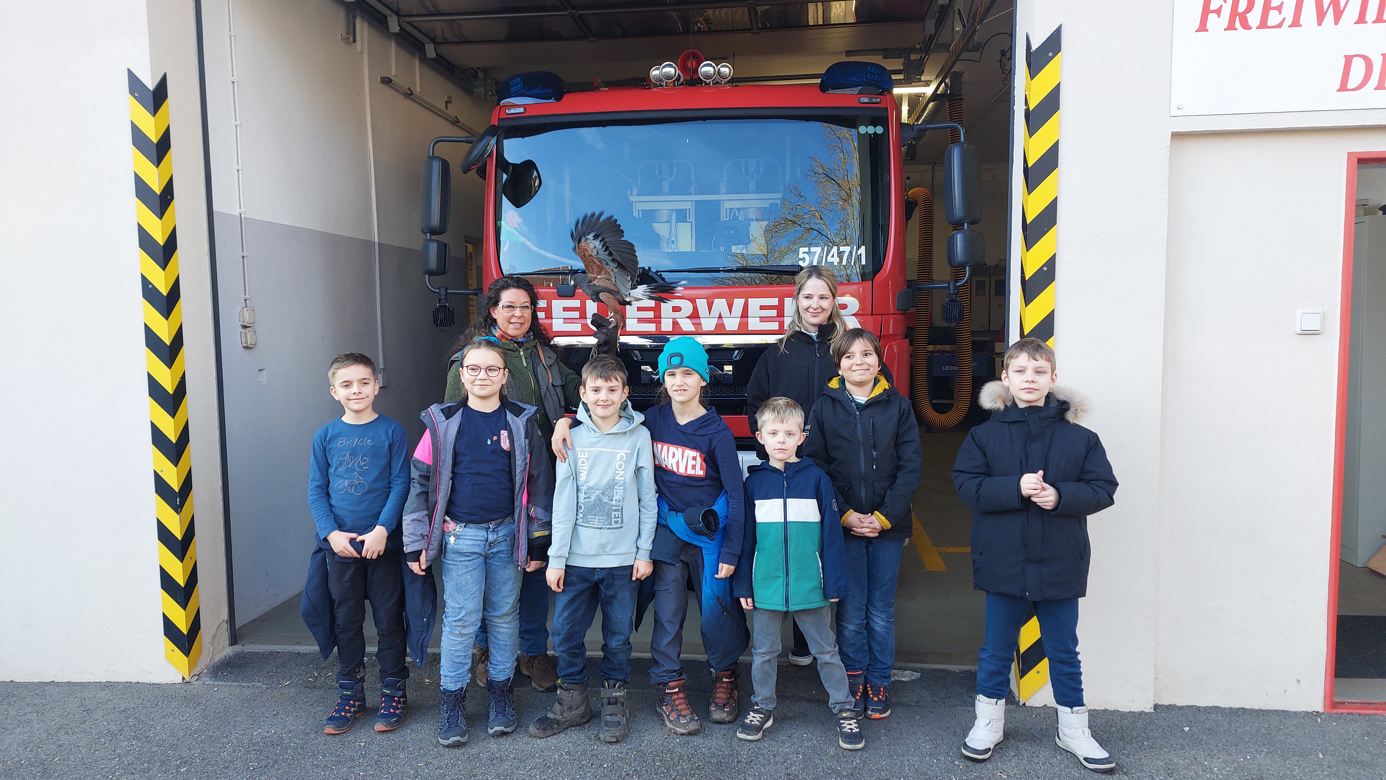 Abschlussfoto von Löschendrachen und Greifvogel Abschlussfoto von Löschendrachen und Greifvogel