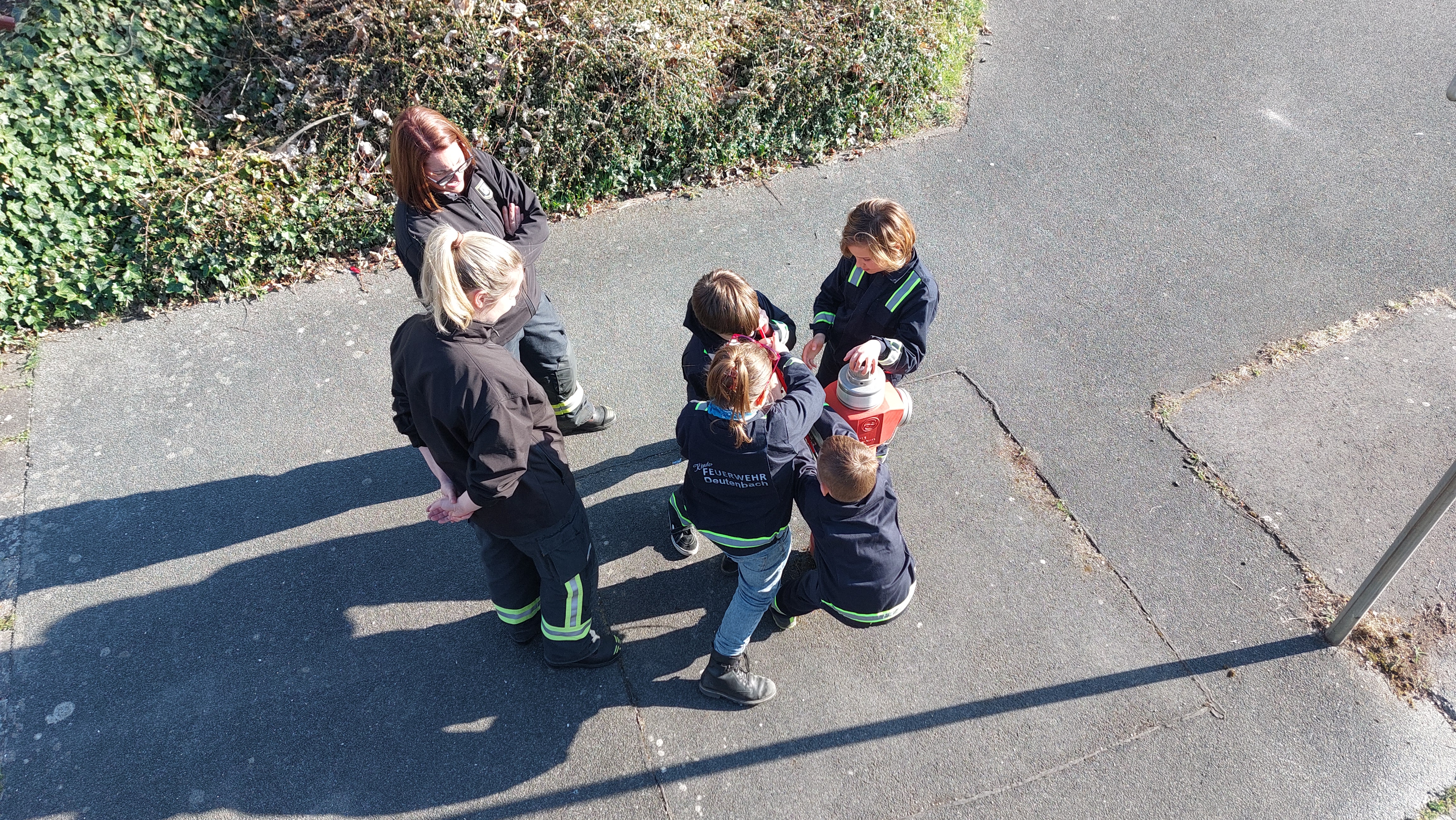 Teamarbeit am Oberflurhydrant Teamarbeit am Oberflurhydrant